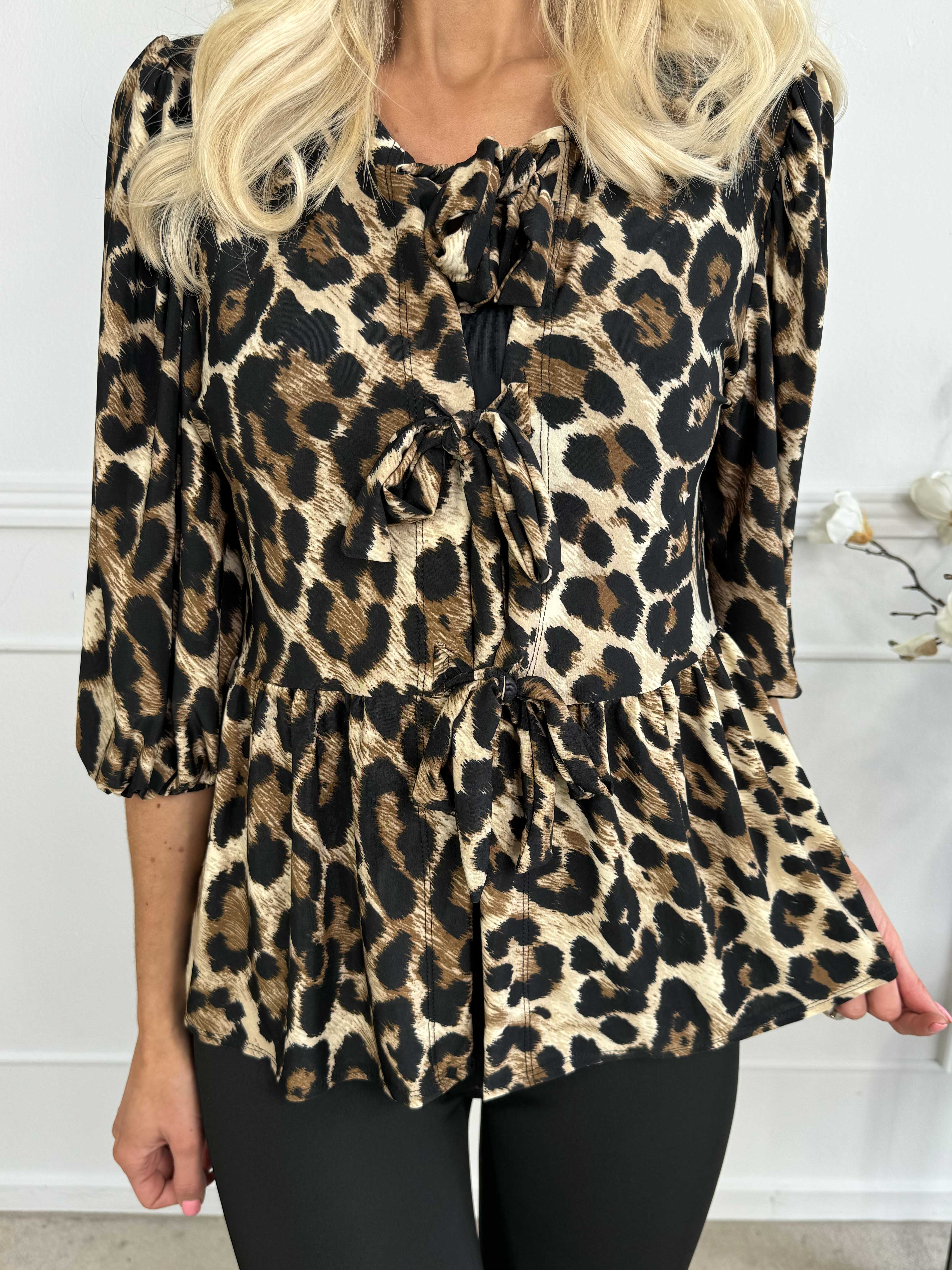 Andrea Leo - Sød leopard bluse med sløjfer